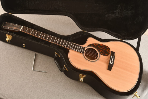 2025 Larrivee LV-40 #142136 - Case