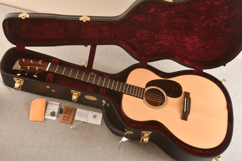 Martin 000-18 Modern Deluxe #3042272 — Acoustic Guitar - View 2