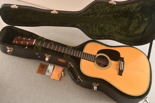 Martin D-28 Billy Strings (2025) — Case