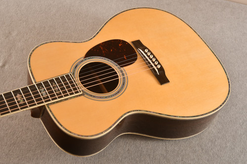 Martin Custom Shop OM-45 Adirondack V Neck (2025)