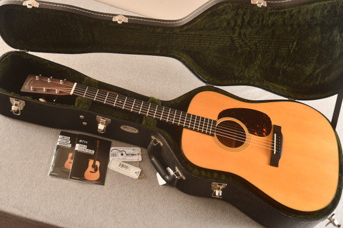 Martin D-18 (2021) — Case