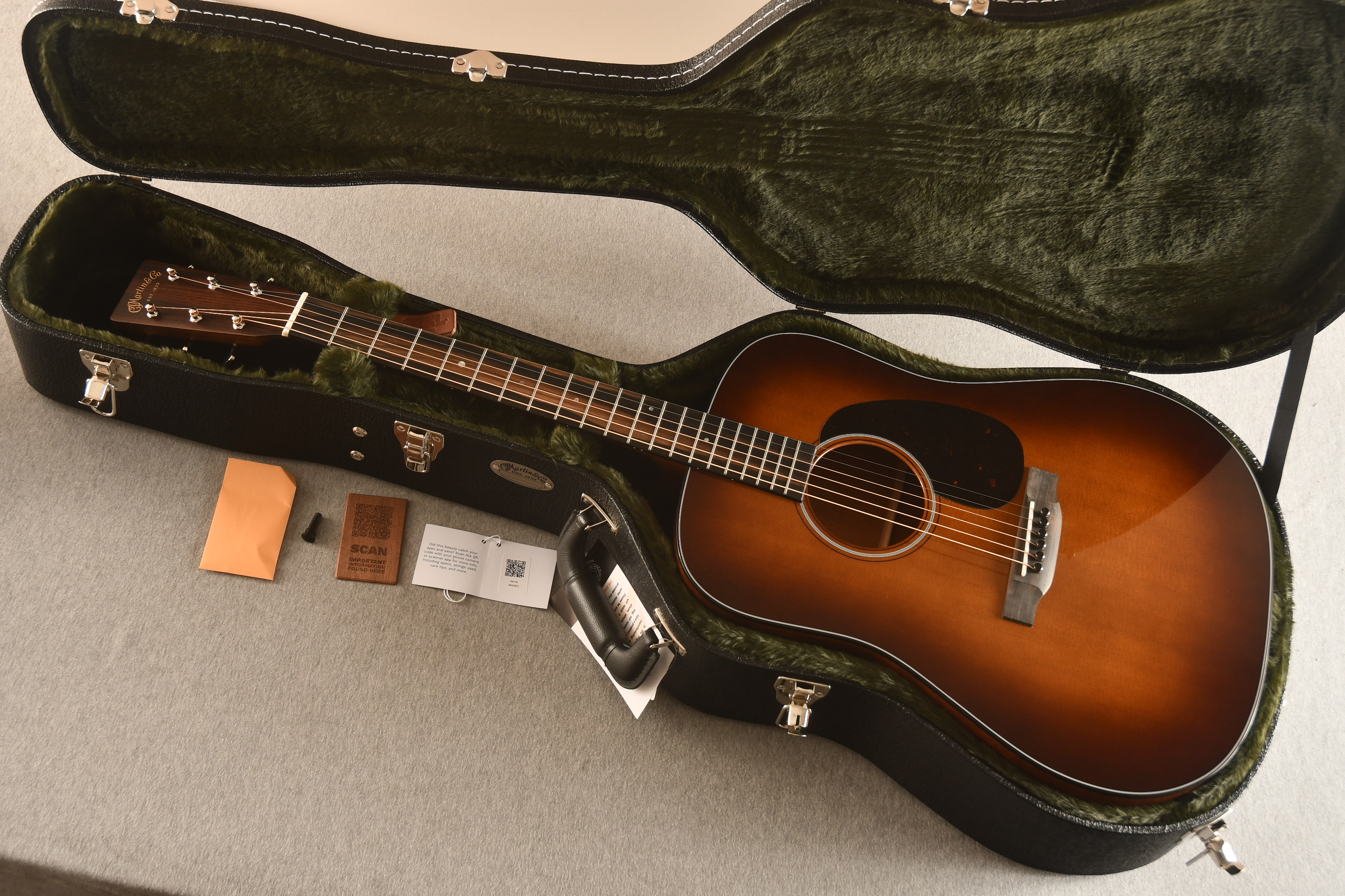 美品　Martin D-18V Amazon.com: Martin D-28 Modern Deluxe : Musical Instruments