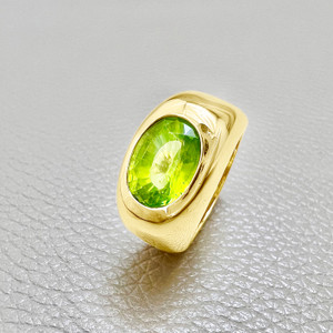 14kt gold Bezel Peridot ring