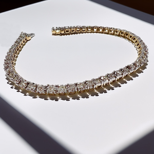 Close-up of 3.00 tcw diamonds set in yellow gold tennis bracelet Close-up of 3.00 tcw diamonds set in yellow gold tennis bracelet