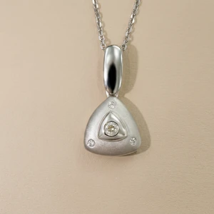 Unique Triangle Pendant Neckace White Gold 4.65g