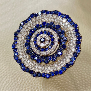 Exquisite 3.59tcw Sapphire Diamond Cocktail Ring in 14kt Yellow Gold.