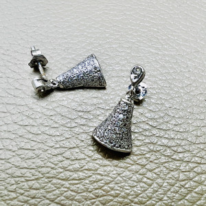 Exquisite Bell-Shaped Diamond Earrings with SI1 Clarity in White Gold.