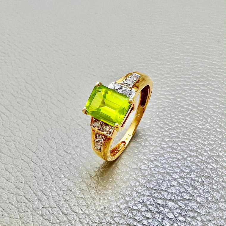 Unique_Emerald_Cut_Peridot_Ring