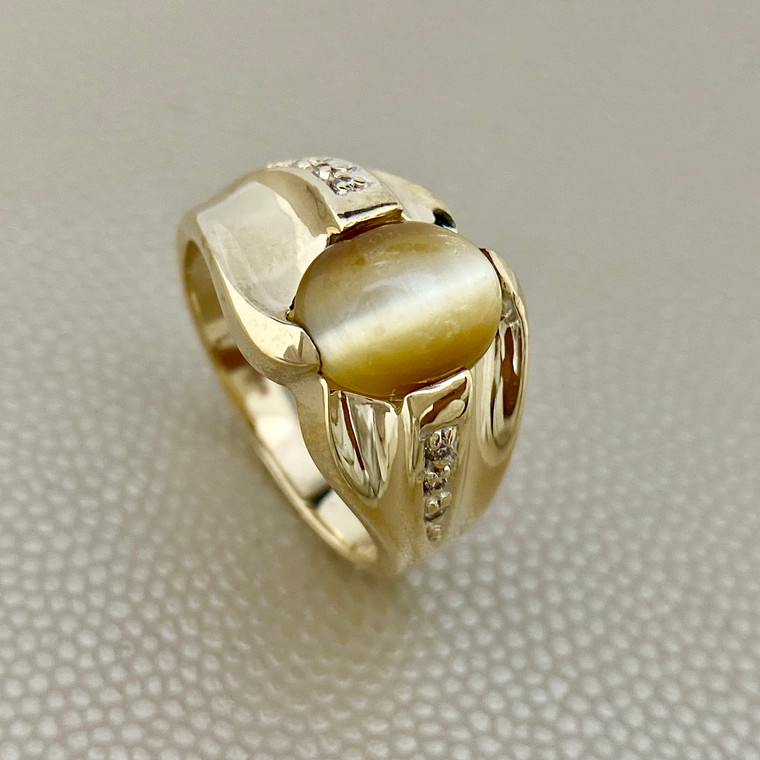 Sophisticated Tiger Eye Men Ring in 14kt Yellow Gold