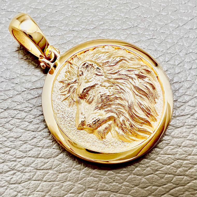 Lion head pendant in gold