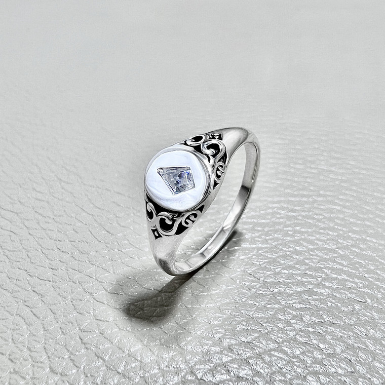Kite Shaped Stone Signet Ring — kite moissanite in Sterling Silver 925 — Unique Rings