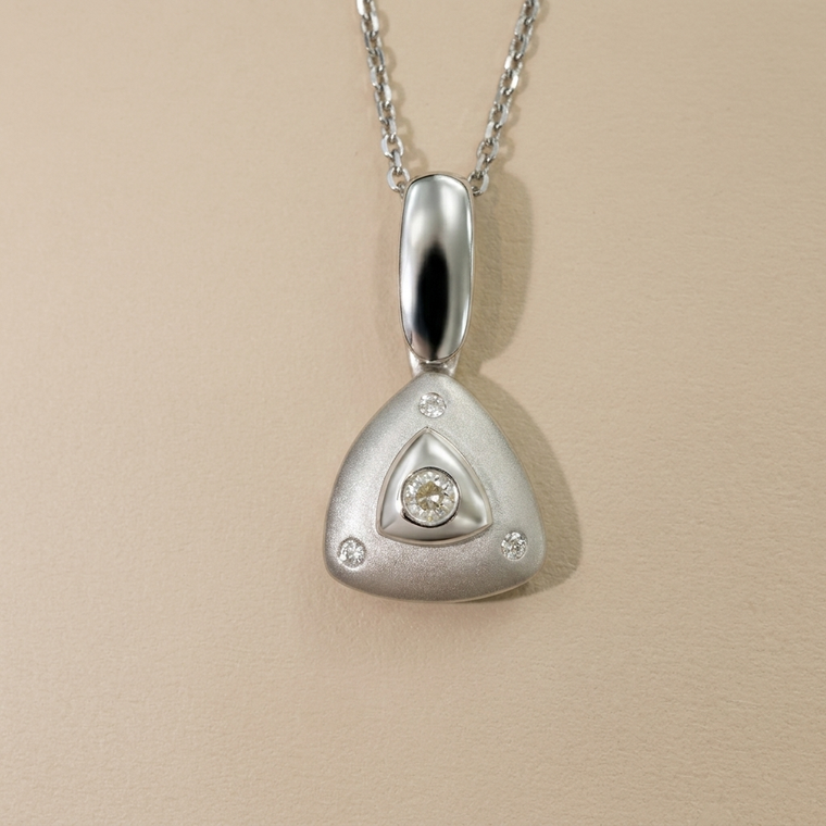 Unique Triangle Pendant Neckace White Gold 4.65g