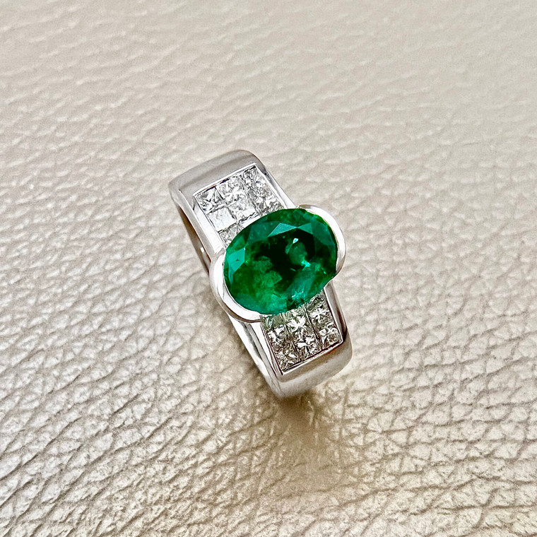 Natural 2.50ct oval emerald and 0.72ct diamond ring in 18kt white gold front view