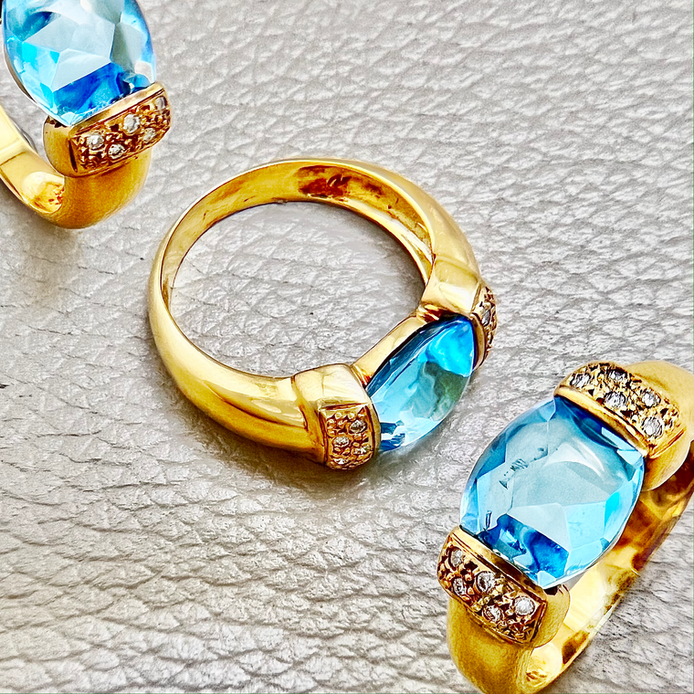 Elegant 2.57tcw Cabochon Blue Topaz Diamond Ring in 18kt Yellow Gold.