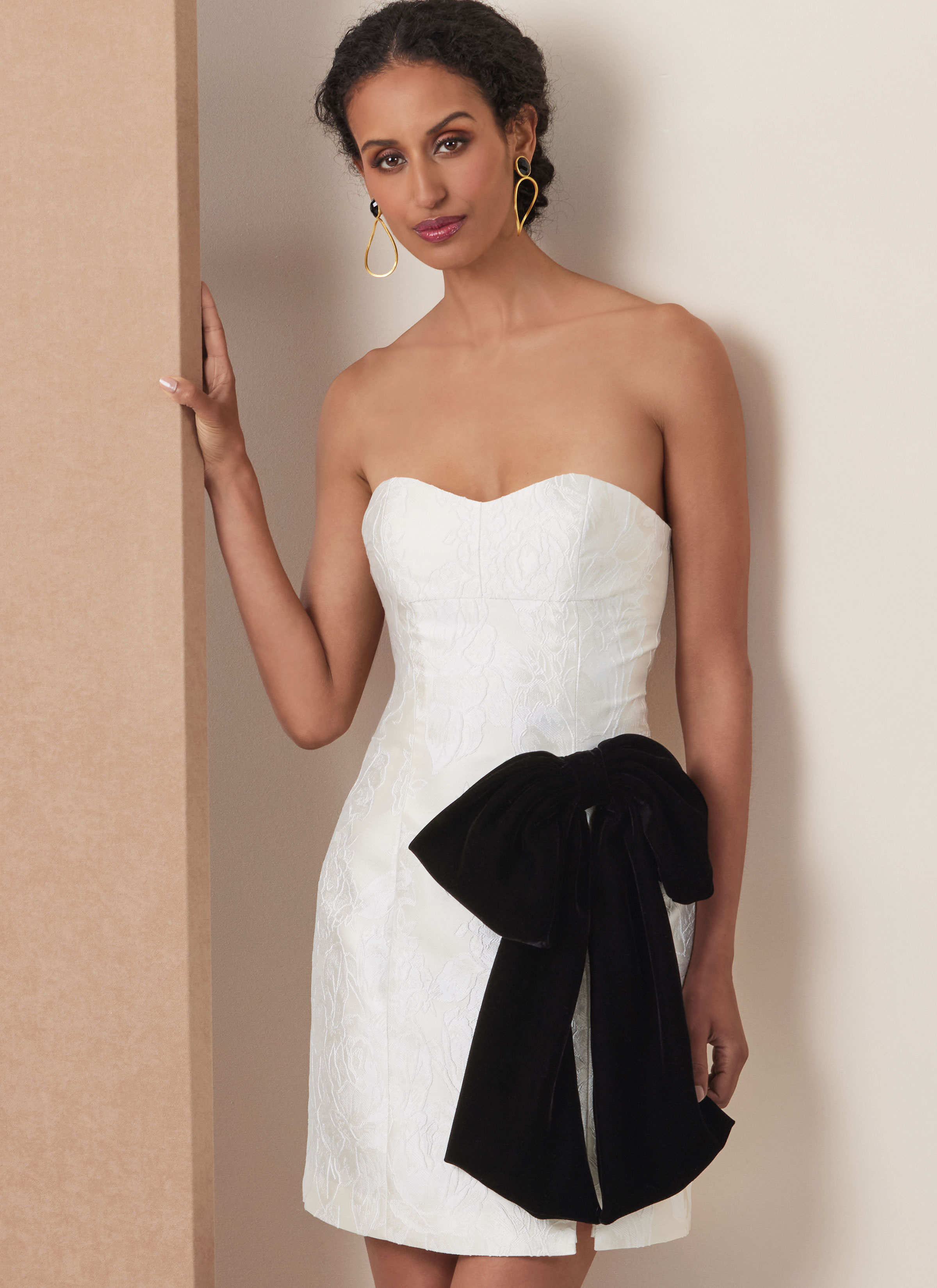 Vogue Patterns V2133 | Misses' Short Cape and Fitted Dress with Detachable Bow