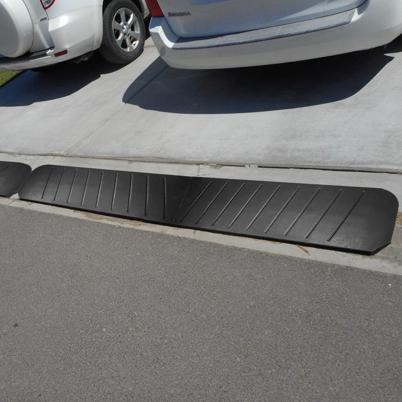 VEVOR Curb Ramp, 2 Pack Rubber Driveway Ramps, Heavy Duty 32000 lbs Weight Capacity Threshold Ramp, 2.6 inch High Curbside Bridge Ramps for Loading Dock Garage Sidewalk, Expandable Full Ramp Set