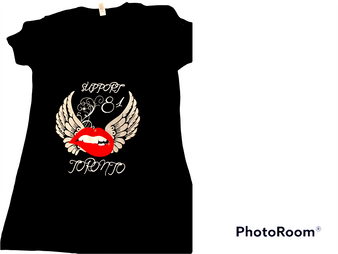 wings and lips tee