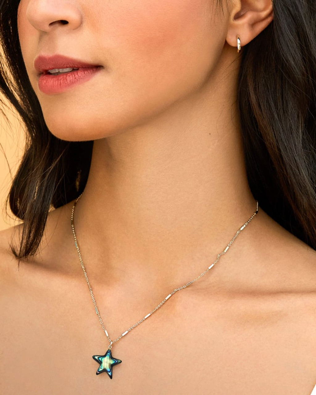 Elisa Gold Pendant Necklace - Kendra Scott – Julien's a Lifestyle Store
