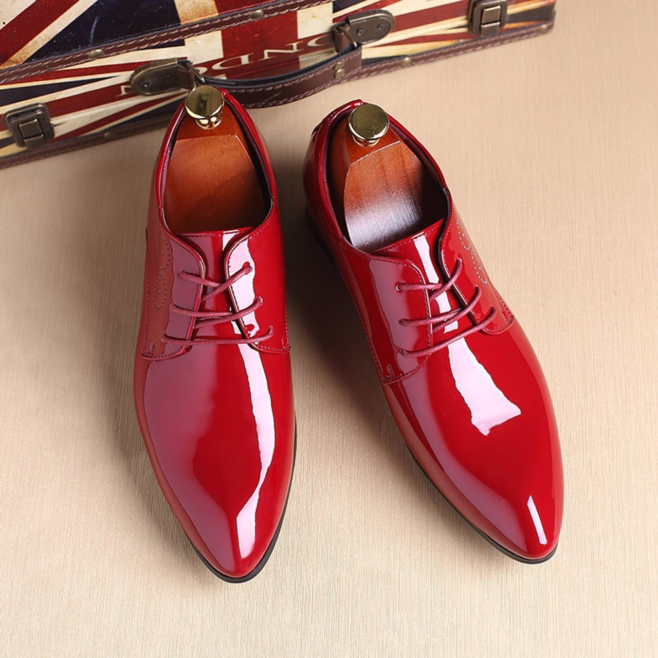 Острые мужские туфли. Красные туфли мужские. Красные лаковые туфли мужские. Лакированные туфли мужские. Туфли мужские кожаные красные.