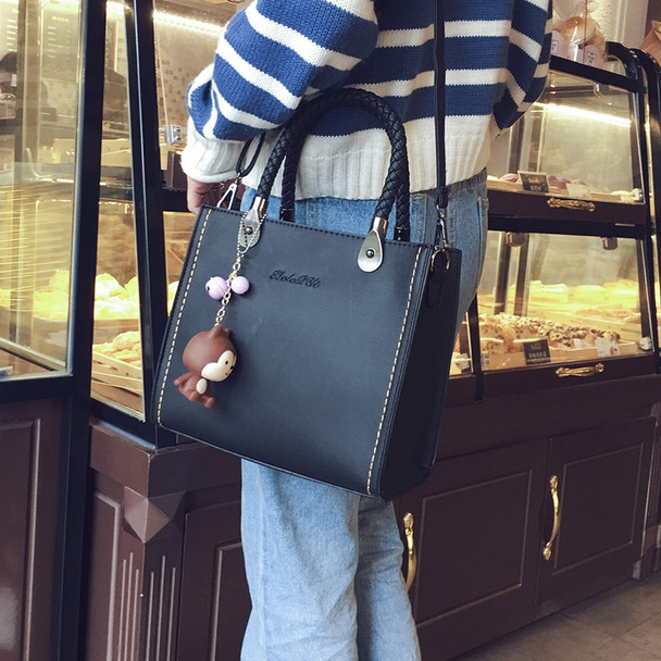  2018 new woman fashion handbags, trend leisure messenger bag, simple Korean version women bag, retro flap.