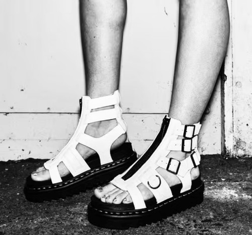 SOFT WEARING GLADIATOR INSPIRED SANDAL WITH ATTITUDE CRANKED UP TO THE MAX. BUILT WITH A GLADIATOR STYLE UPPER, THEY'RE MADE FROM DR MARTENS SOFT, SMASH-HIT AUNT SALLY LEATHER. FEATURING A FRONT-ZIP & ADJUSTABLE STRAPS FOR ON AND OFF EASY ACCESS!