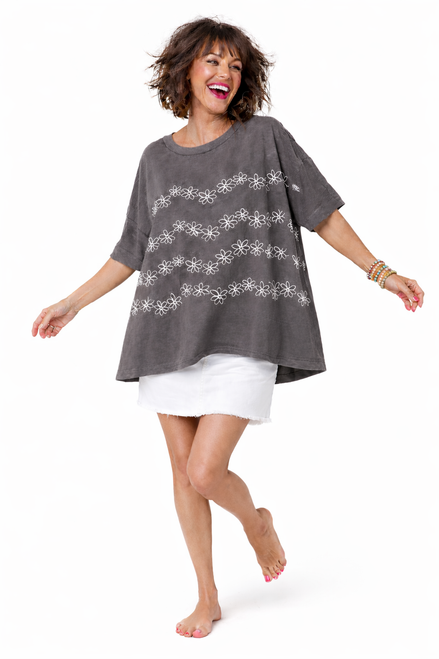 EMBROIDRED SPRING DAISIES