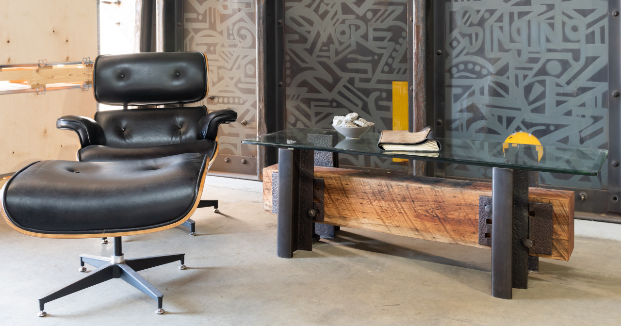 Classic dÌ_åÇ_cor coffee table for luxury mountain living