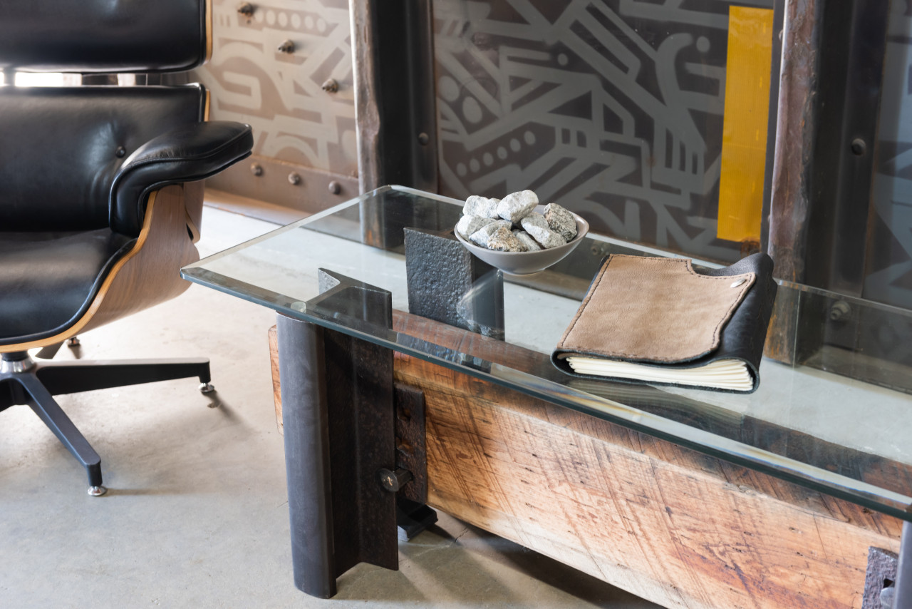 Classic dÌ_åÇ_cor coffee table for luxury mountain living