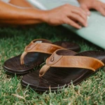 OLUKAI HIKIANALIA MEN'S LEATHER BEACH SANDAL - TAN/DARK JAVA (10420)