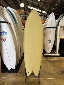 5'5 TYLER WARREN DREAM FISH SURFBOARD (B2832) 5'5 TYLER WARREN DREAM FISH SURFBOARD (B2832)