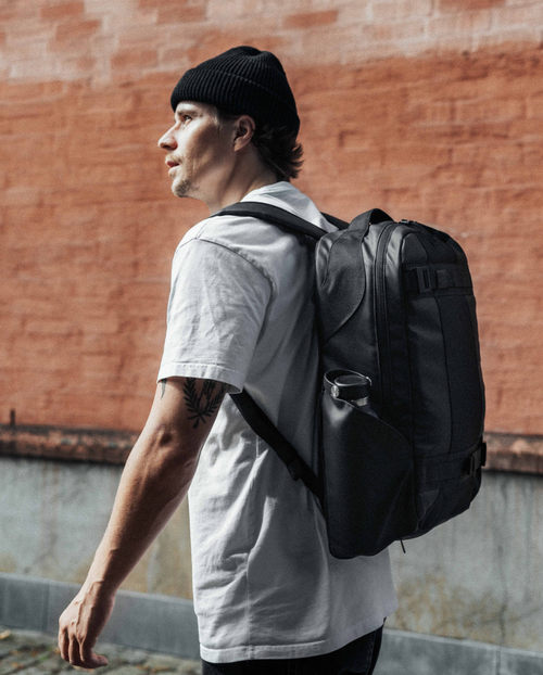 DB BOARD BAGS SKATE DAYPACK 20L BLACK OUT (EX)