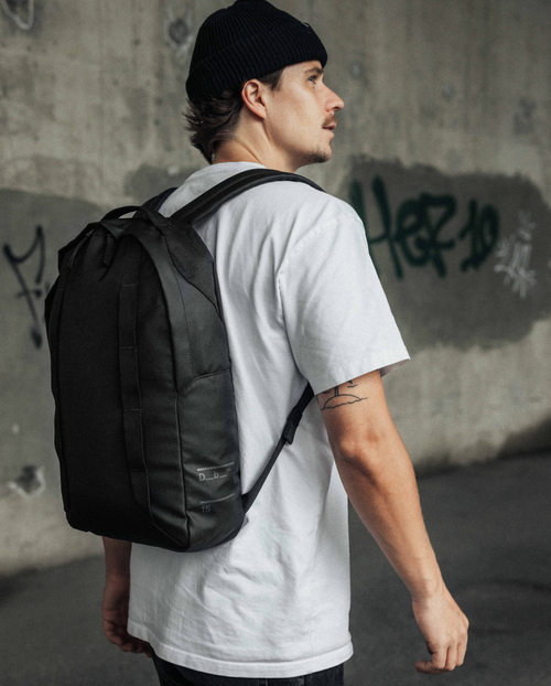 DB BOARD BAGS SKATE ESSENTIAL 15L BLACK OUT (EX)