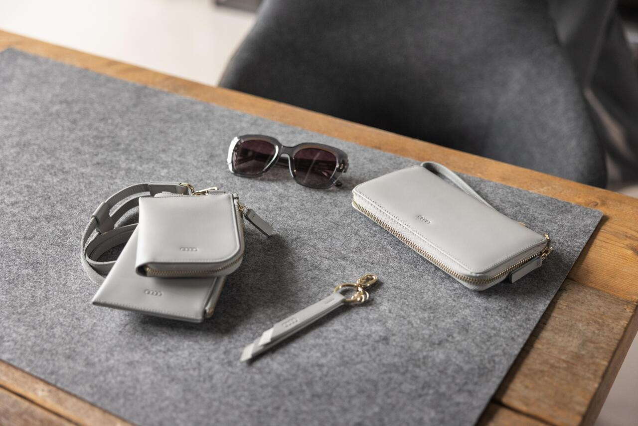 Audi phone pouch leather, women, grey
3152400300