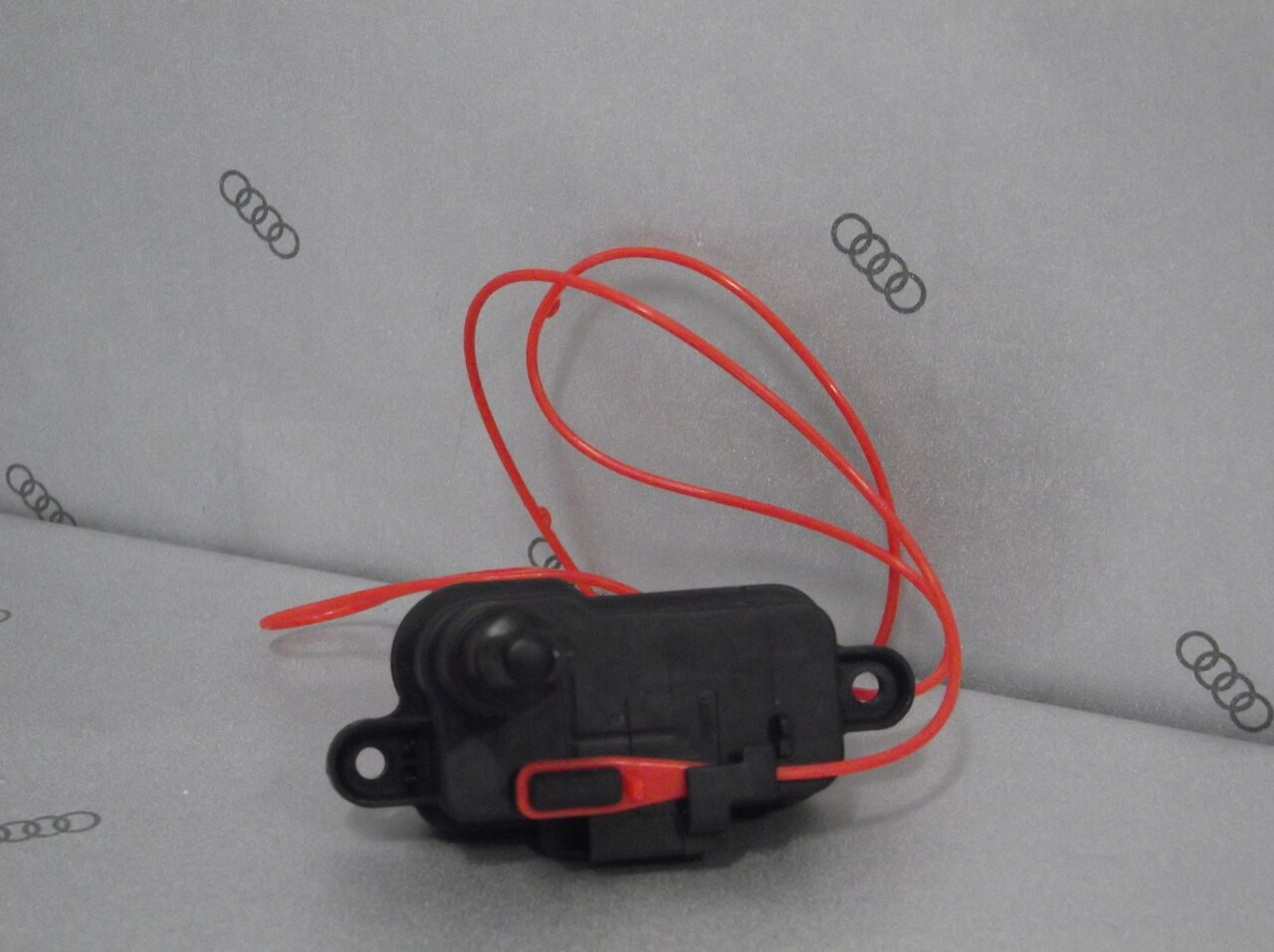 Genuine Audi Fuel Flap Actuator 8V0862153A