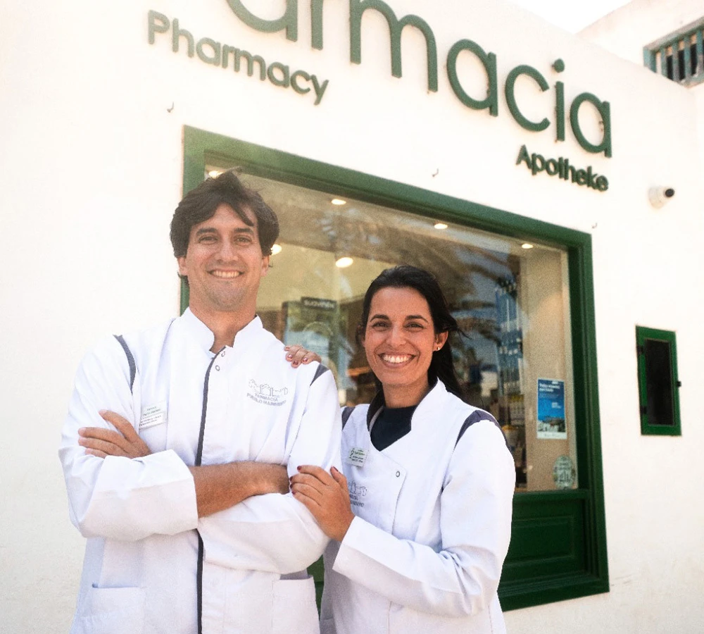 Exterior de la Farmacia Pueblo Marinero en Costa Teguise