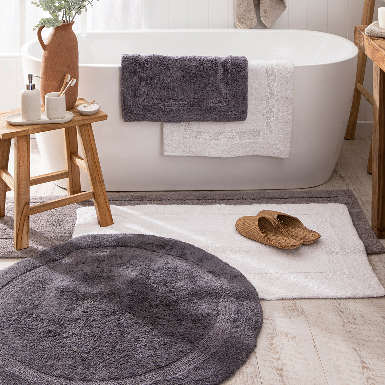 Resort Reversible Bath Mat Round [MUSARESOR13_BRN] - Pillow Talk