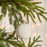 Snowberry White Christmas Bauble [CHRCSNOBS25B]