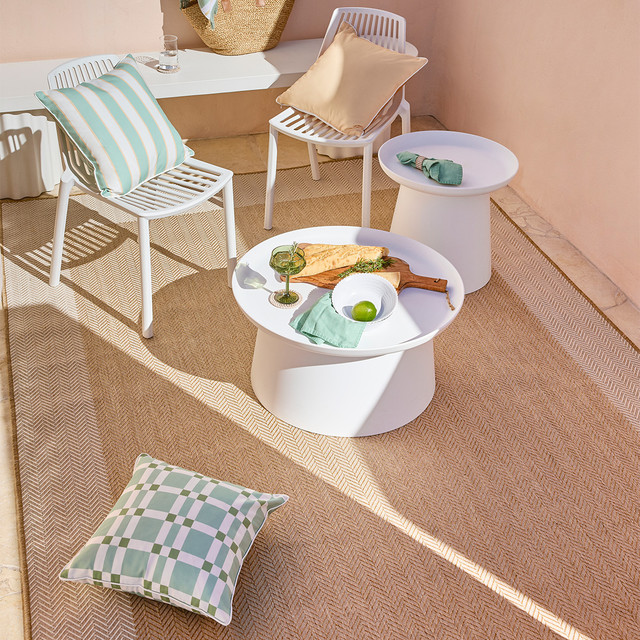 Solenna Outdoor Rug with coffee tables and chairs