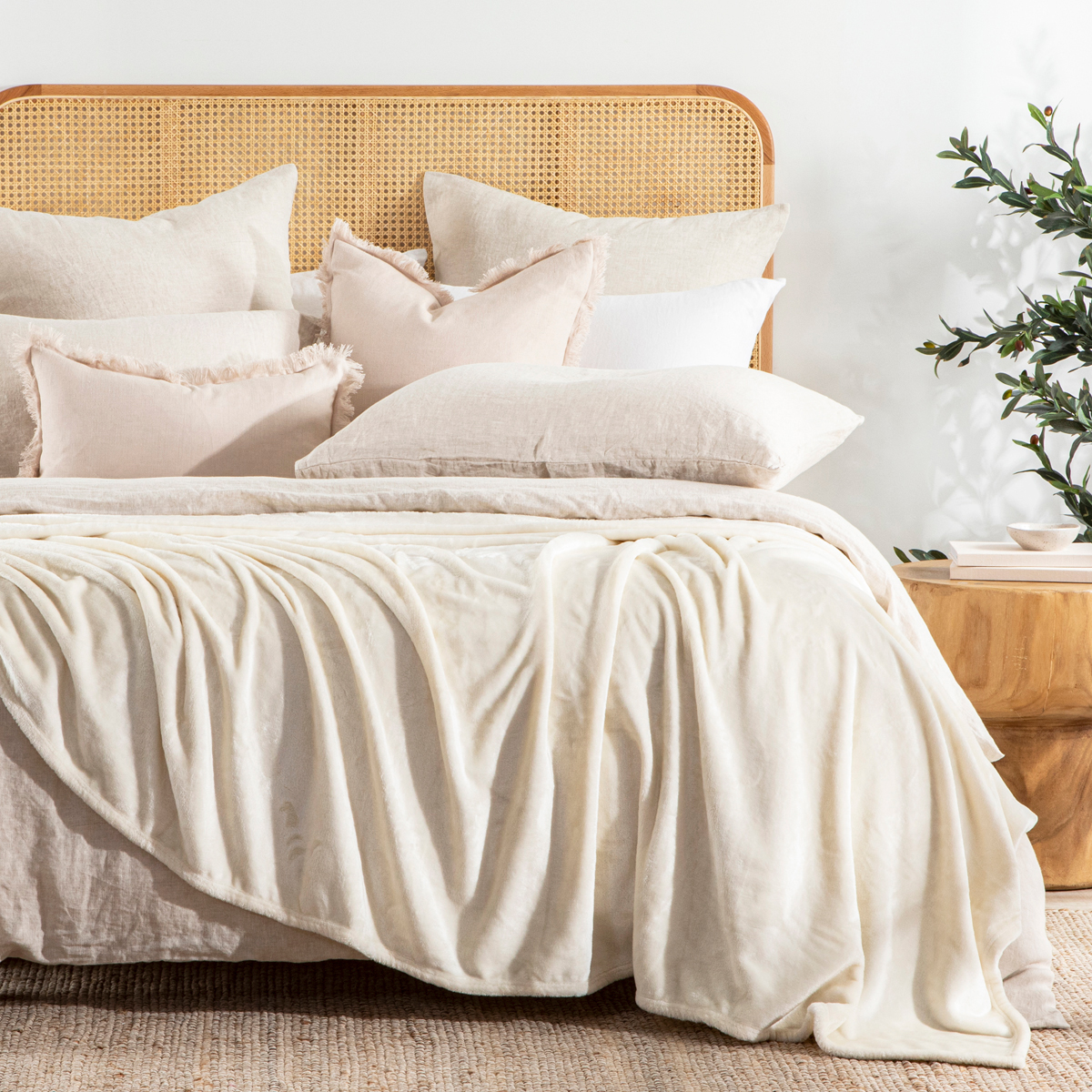 Simply The Softest 350gsm Microfibre Blanket - Picture 9 of 12