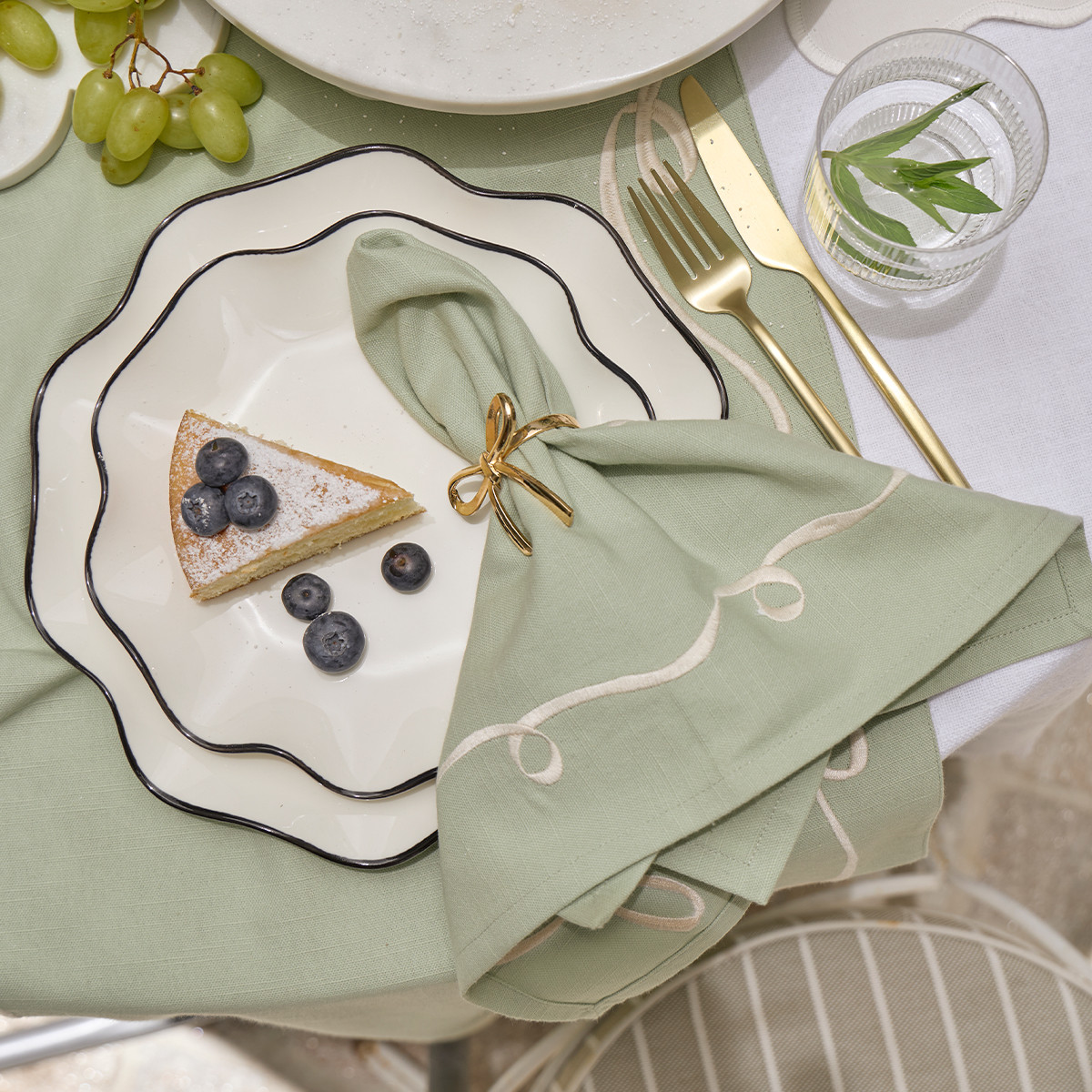 Aubrey Bow Embroidered Napkin Set of 4