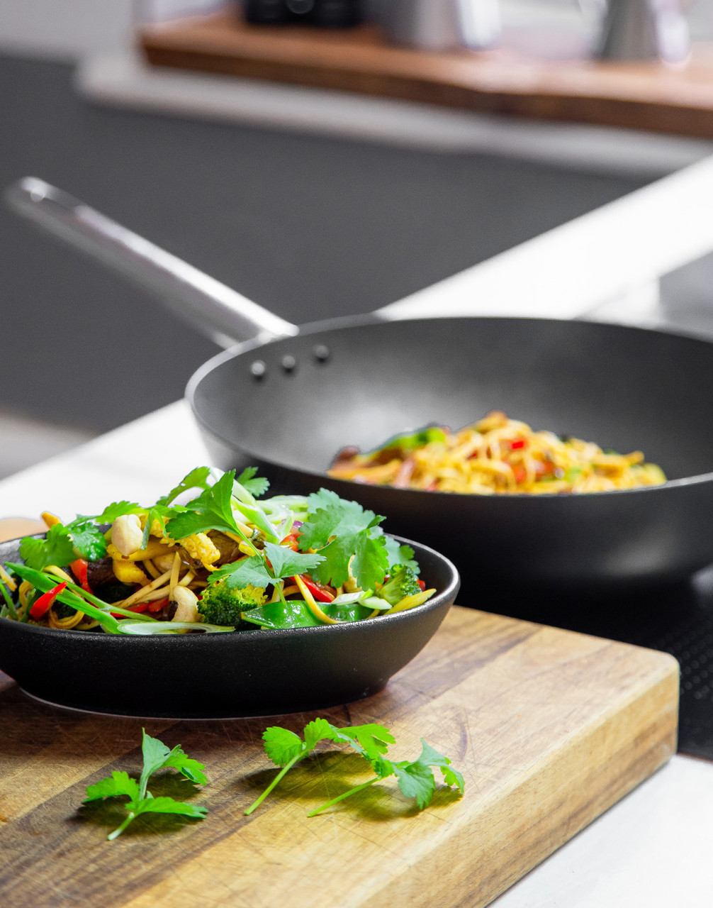 Fernand Charron Carbon Stahl Wok – 26 Cm, Schwarz, Mit Flachem Boden & Holzgriff