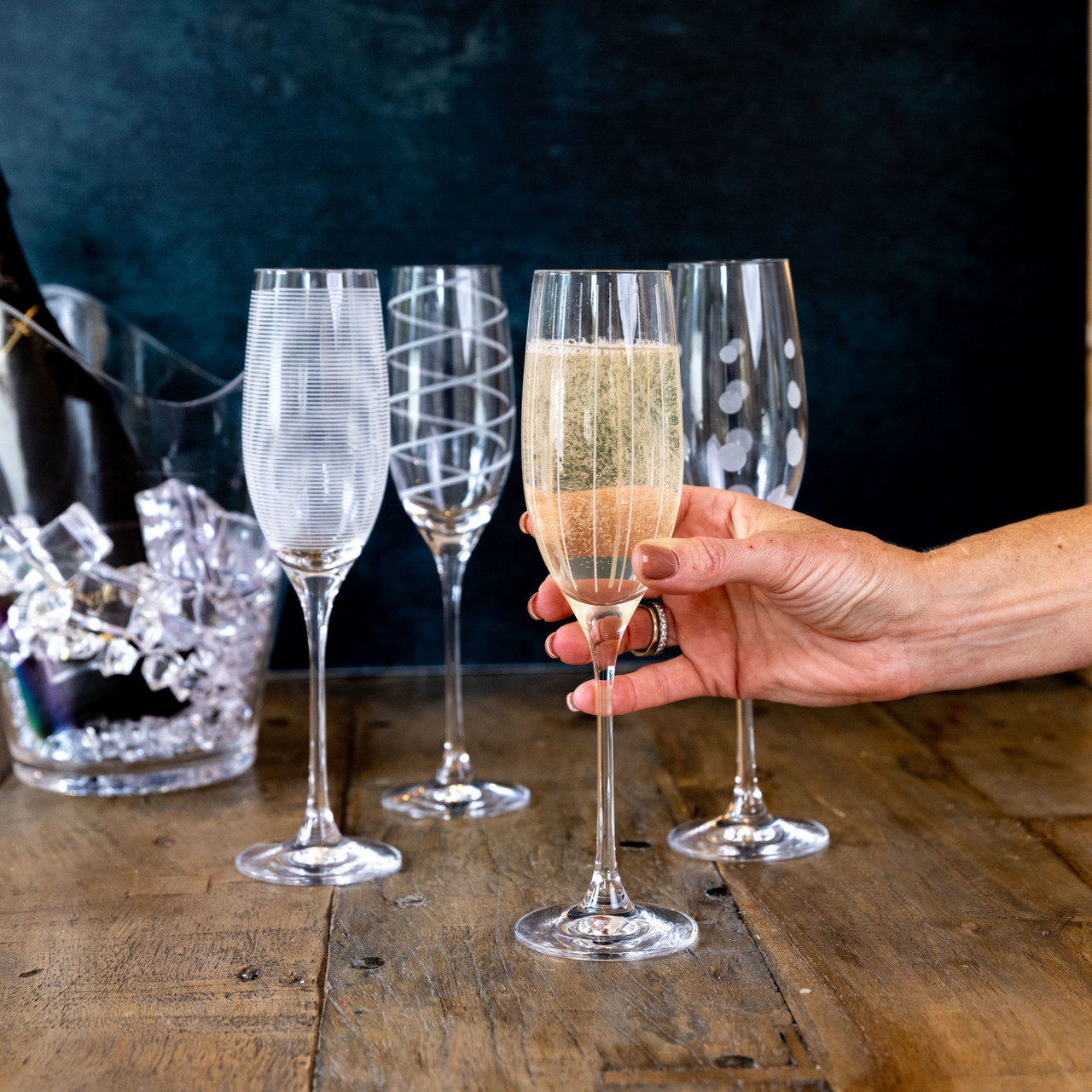 MIKASA Cheers Kristall-Weißweingläser 4er Set – 450 Ml, Mit Funkelnden Gravuren (Punkte, Linien, Wirbel), Spülmaschinenfest, Geschenkbox