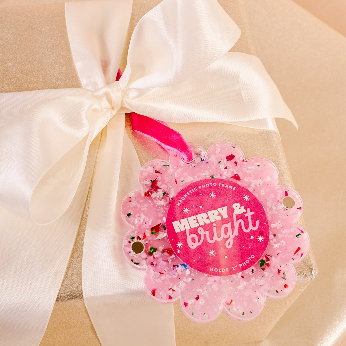 The Darling Effect Scalloped Round Picture Frame Ornament - Thumbnail 3
