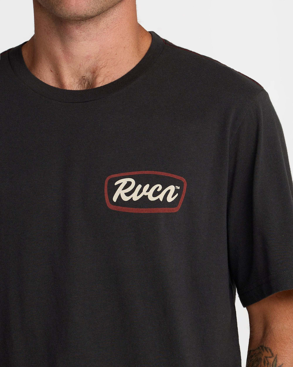 RVCA Maglietta Uomo Frond Script SS: T-Shirt Slim Fit In Jersey Tinto A Pigmenti, Stampe Anteriore E Posteriore Con Cuciture Rosse