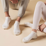 The Feetures High Performance Cushion No Show Tab Socks in Chai Latte