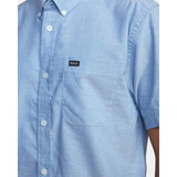 The RVCA Men's That'll Do Stretch Short Sleeve mangas Shirt in Oxford Blue