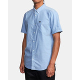 The RVCA Men's That'll Do Stretch Short Sleeve mangas Shirt in Oxford Blue