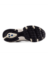 The New Balance Women's 530 Shoes in Silver Metallic and Linen