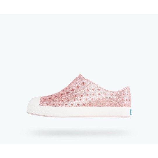 The Misha Hvide flatform-sneakers med snøre in the Milk Pink Colorway