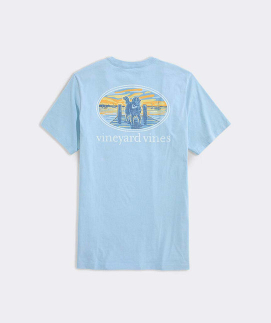 The Vineyard Vines Men's Sunset Pier Bernese Mountain Dog Short-Sleeve Pocket Tee in Jake Blue